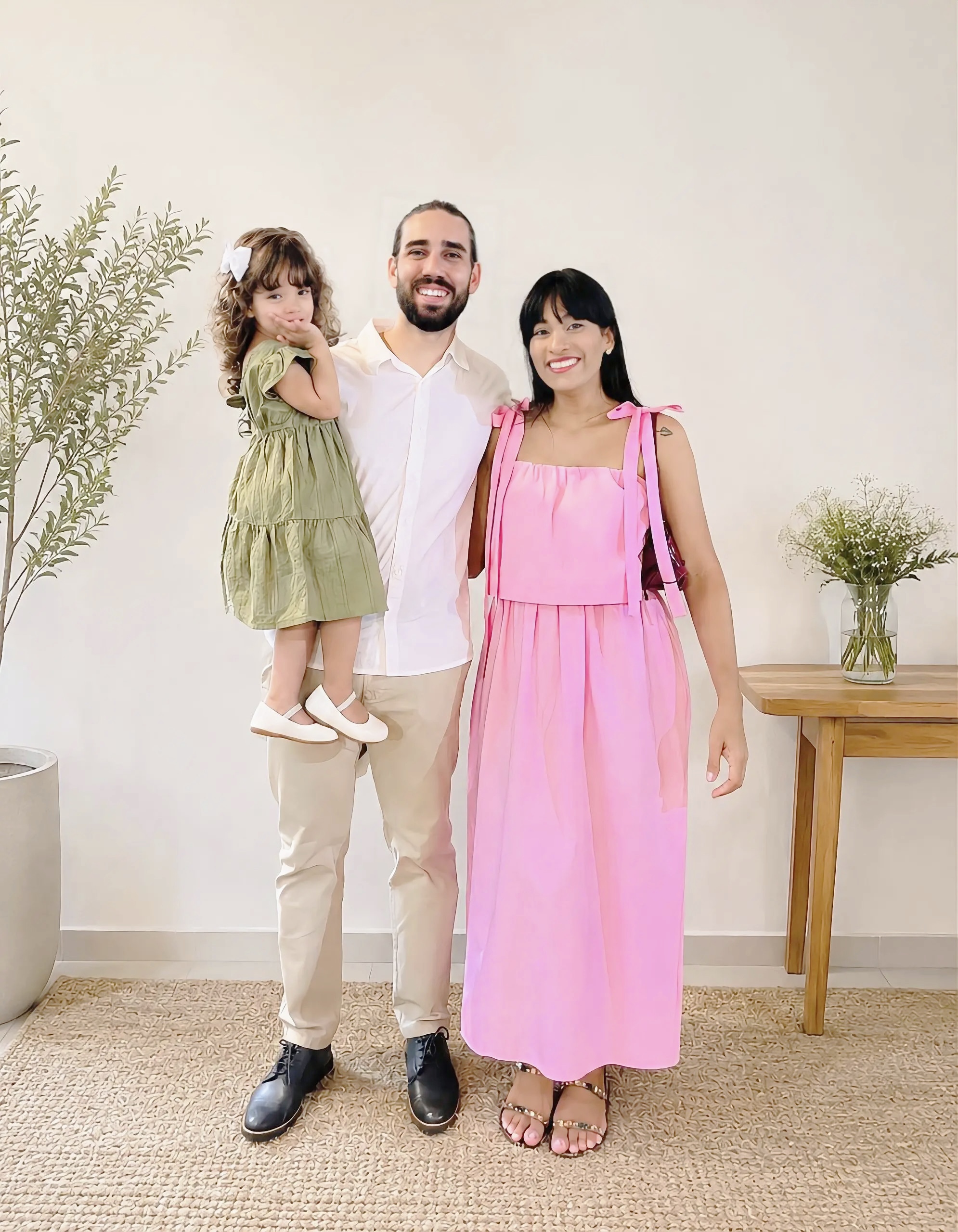 Gustavo, Gê e sua filha juntos, em uma fotografia de família.